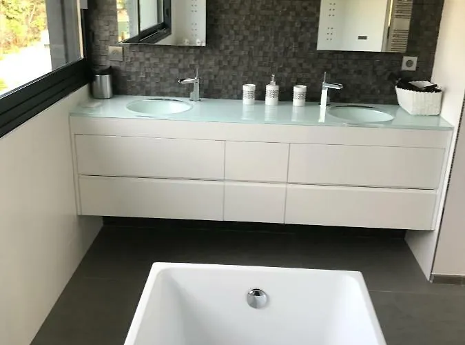 D'exception, Piscine, Vue Mer, A 100m * Ajaccio (Corsica)